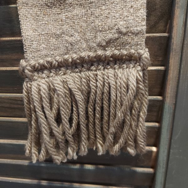 Lint van linnen shabby doek in een naturel kleur, met aan de onderzijde franjes.