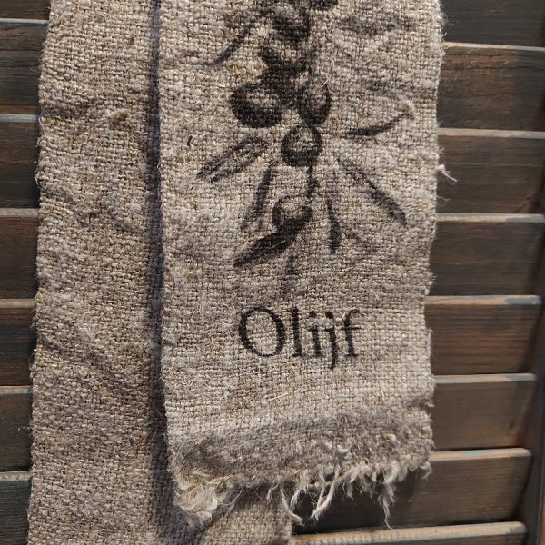 Lint van linnen shabby in een naturel kleur, met de afbeelding van een olijftak.