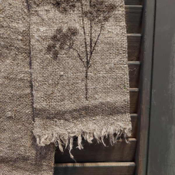 Lint van linnen shabby in een naturel kleur, met de afbeelding van een berenklauw.