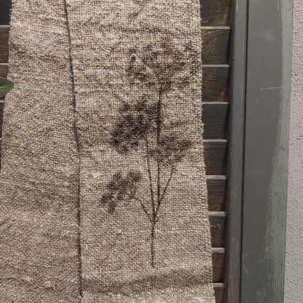 Lint van linnen shabby in een naturel kleur, met de afbeelding van een berenklauw.
