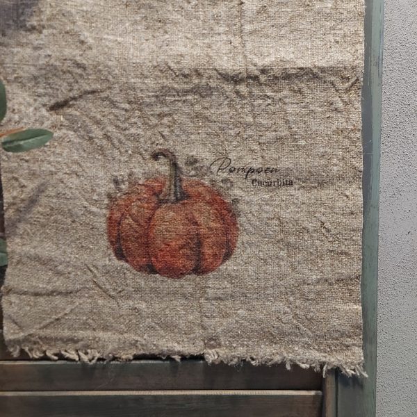 Shabby doek van naturel linnen met de afbeelding van een pompoen.