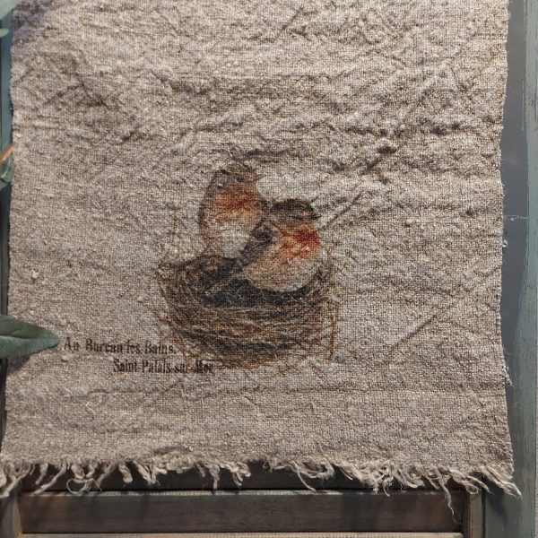 Shabby doek van linnen in een naturel kleur, met de afbeelding van twee roodborstjes in een nestje.