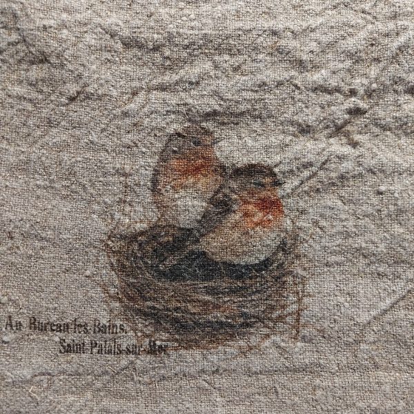 Shabby doek van linnen in een naturel kleur, met de afbeelding van twee roodborstjes in een nestje.