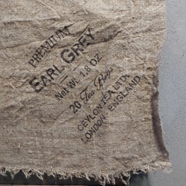 Shabby doek van naturel linnen met een tekst over thee.