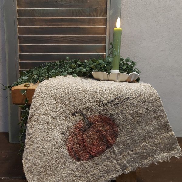 Shabby doek van naturel linnen met de afbeelding van een pompoen.