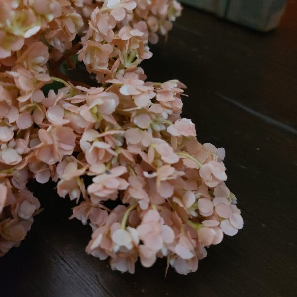 Pluimhortensia kunstbloem met 5 bloemtrossen in een zacht roze kleur, van het merk Brynxz.