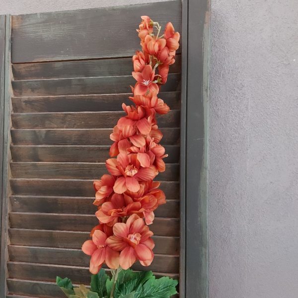 Ridderspoor zijdenbloem met een bloemtros in een warm oranje kleur, van het merk Brynxz.