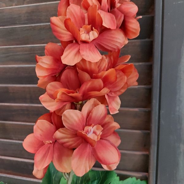 Ridderspoor zijdenbloem met een bloemtros in een warm oranje kleur, van het merk Brynxz.