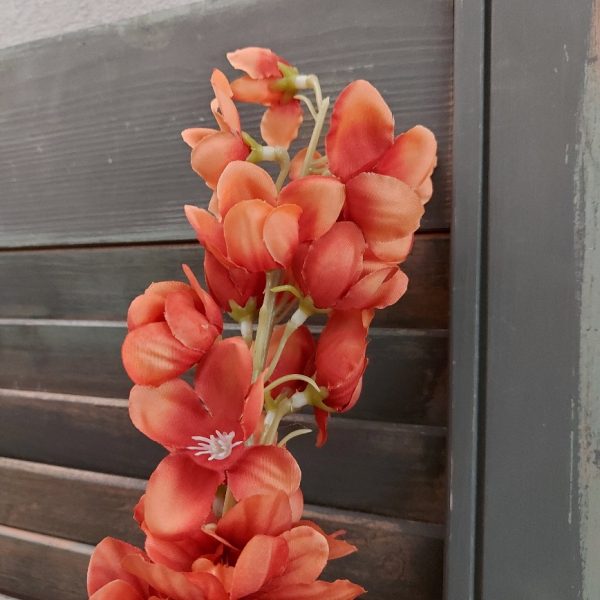 Ridderspoor zijdenbloem met een bloemtros in een warm oranje kleur, van het merk Brynxz.