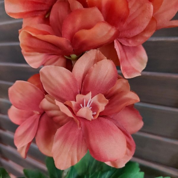Ridderspoor zijdenbloem met een bloemtros in een warm oranje kleur, van het merk Brynxz.