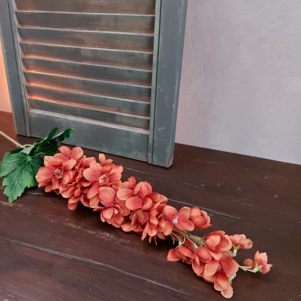 Ridderspoor zijdenbloem met een bloemtros in een warm oranje kleur, van het merk Brynxz.