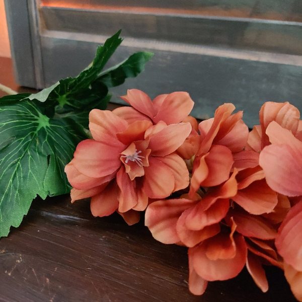 Ridderspoor zijdenbloem met een bloemtros in een warm oranje kleur, van het merk Brynxz.