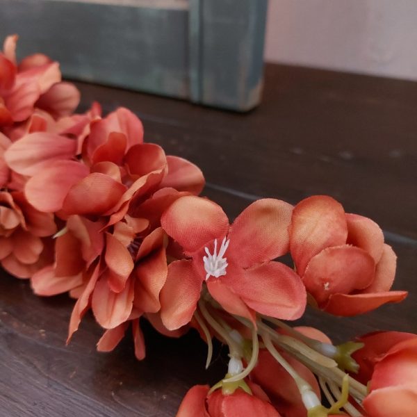 Ridderspoor zijdenbloem met een bloemtros in een warm oranje kleur, van het merk Brynxz.