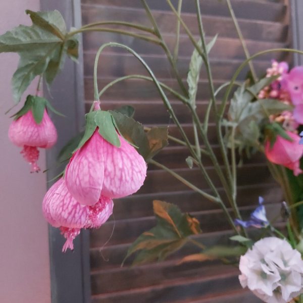 Compleet boeket zijden bloemen in frisse zomerkleuren. Exclusief verkrijgbaar bij Creatieve Decoraties voor Jou.