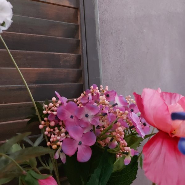 Compleet boeket zijden bloemen in frisse zomerkleuren. Exclusief verkrijgbaar bij Creatieve Decoraties voor Jou.