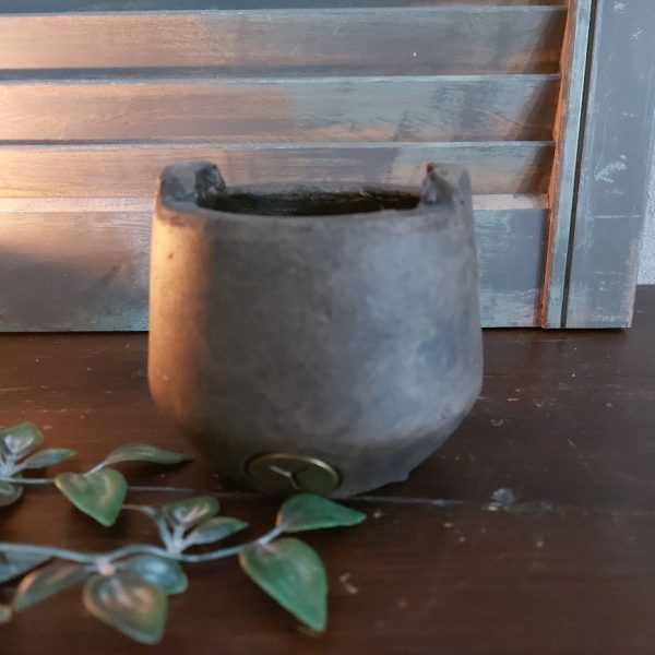 Ronde bloempot van aardewerk in een warm bruine kleur, van het merk Brynxz uit de serie Majestic Brown.