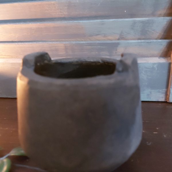 Ronde bloempot van aardewerk in een warm bruine kleur, van het merk Brynxz uit de serie Majestic Brown.