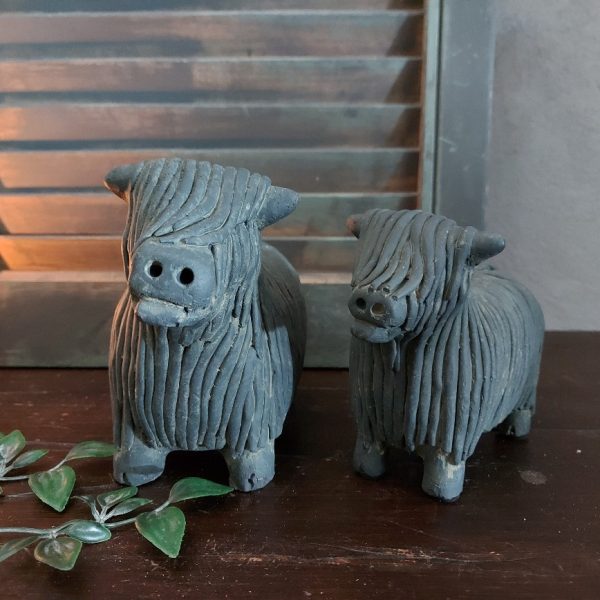 Set van twee Schotse Hooglanders van aardewerk in een beton grijze kleur, van het merk Brynxz uit de serie Majestic Vintage.