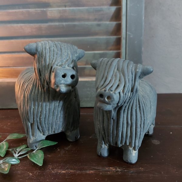 Set van twee Schotse Hooglanders van aardewerk in een beton grijze kleur, van het merk Brynxz uit de serie Majestic Vintage.