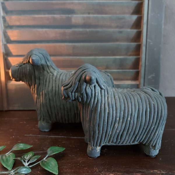 Set van twee Schotse Hooglanders van aardewerk in een beton grijze kleur, van het merk Brynxz uit de serie Majestic Vintage.