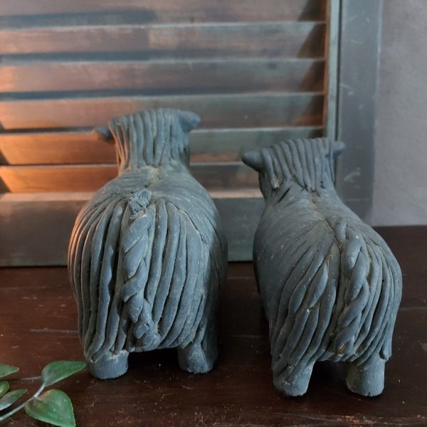 Set van twee Schotse Hooglanders van aardewerk in een beton grijze kleur, van het merk Brynxz uit de serie Majestic Vintage.