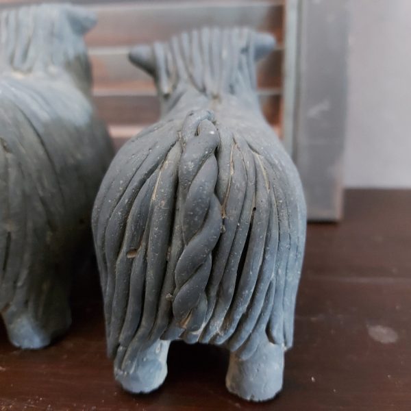 Set van twee Schotse Hooglanders van aardewerk in een beton grijze kleur, van het merk Brynxz uit de serie Majestic Vintage.