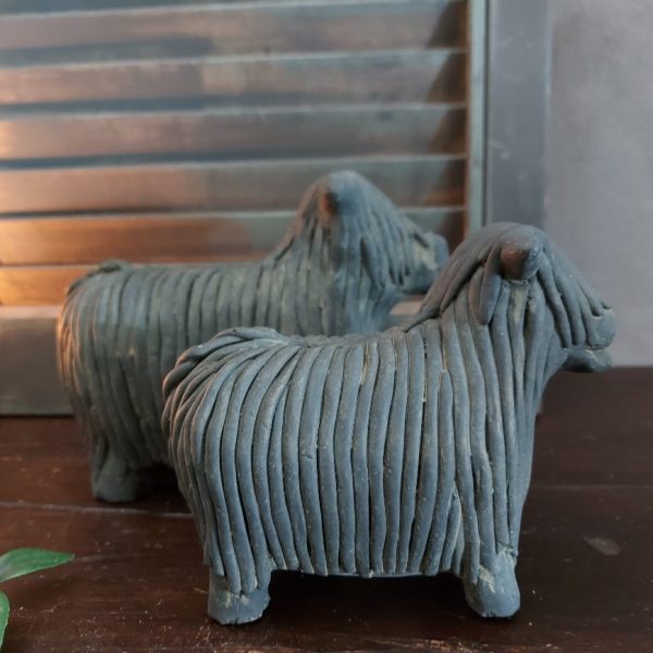 Set van twee Schotse Hooglanders van aardewerk in een beton grijze kleur, van het merk Brynxz uit de serie Majestic Vintage.