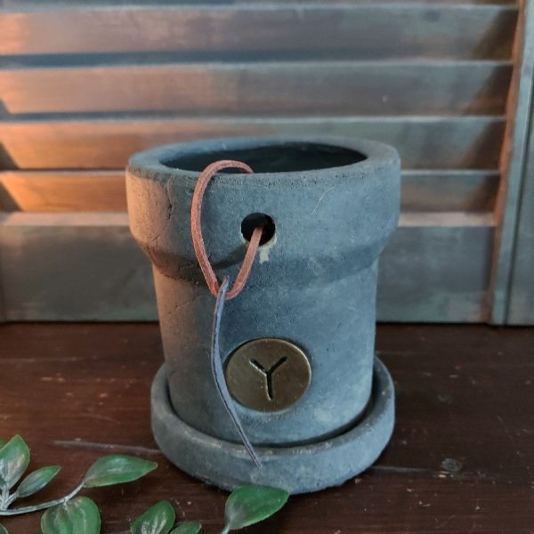 Bloempot met schotel van aardewerk in betonlook, van het merk Brynxz uit de serie Majestic Vintage.
