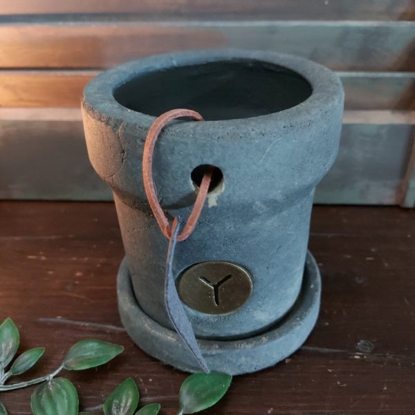 Bloempot met schotel van aardewerk in betonlook, van het merk Brynxz uit de serie Majestic Vintage.