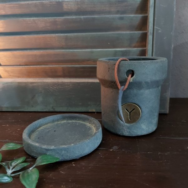 Bloempot met schotel van aardewerk in betonlook, van het merk Brynxz uit de serie Majestic Vintage.