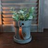 Bloempot met schotel van aardewerk in betonlook, van het merk Brynxz uit de serie Majestic Vintage.