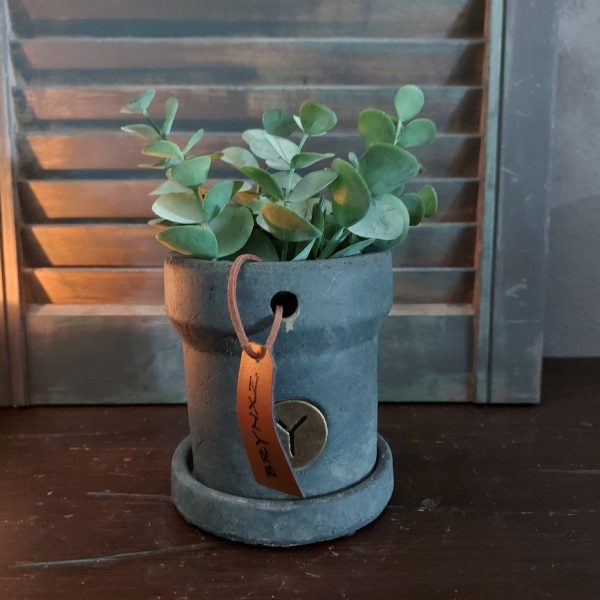 Bloempot met schotel van aardewerk in betonlook, van het merk Brynxz uit de serie Majestic Vintage.