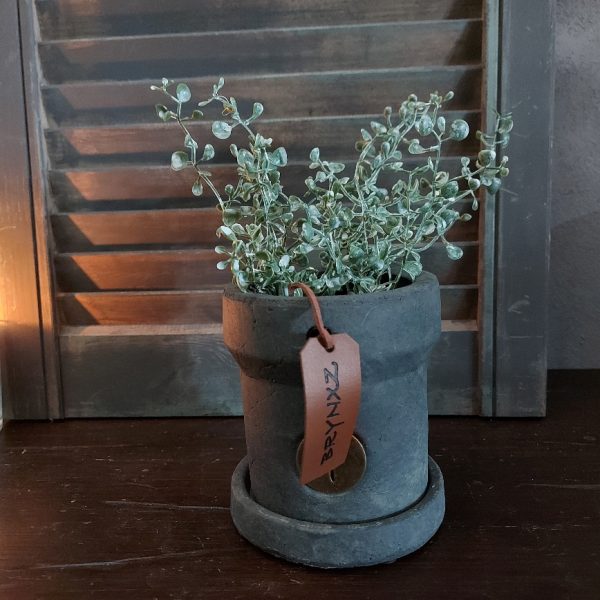 Bloempot met schotel van aardewerk in betonlook, van het merk Brynxz uit de serie Majestic Vintage.