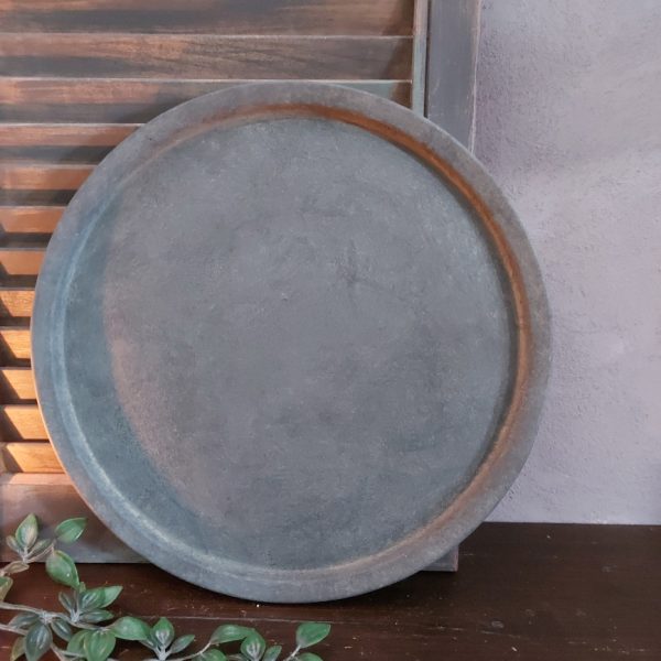 Platte schaal van aardewerk in een grijze betonlook kleur, van het merk Brynxz uit de serie Majestic Vintage.