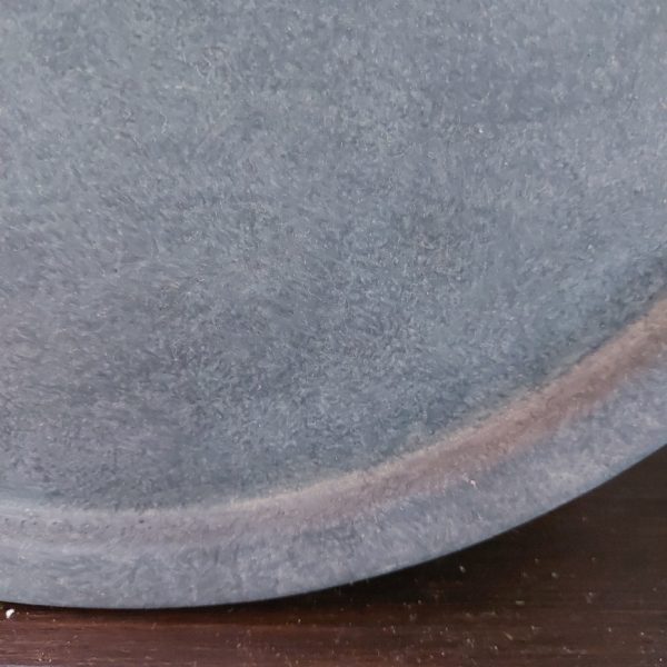 Platte schaal van aardewerk in een grijze betonlook kleur, van het merk Brynxz uit de serie Majestic Vintage.