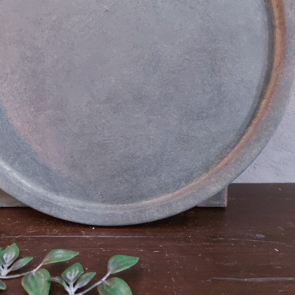 Platte schaal van aardewerk in een grijze betonlook kleur, van het merk Brynxz uit de serie Majestic Vintage.