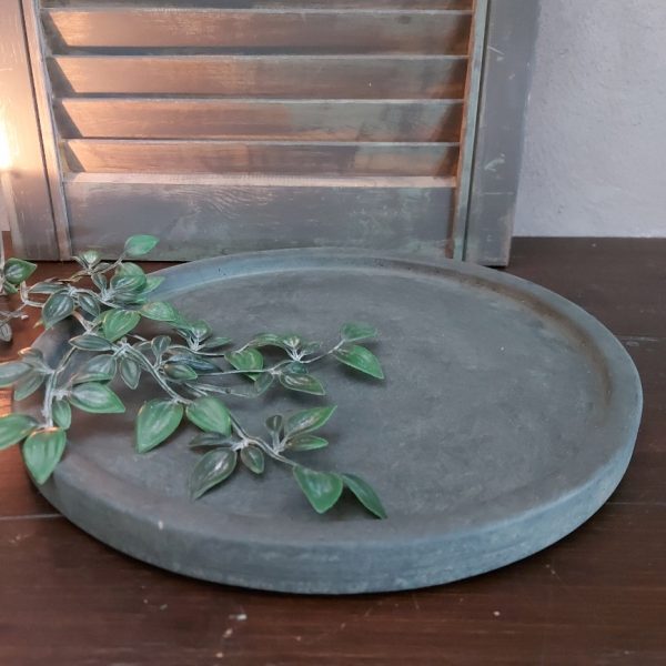 Platte schaal van aardewerk in een grijze betonlook, van het merk Brynxz uit de serie Majestic Vintage.