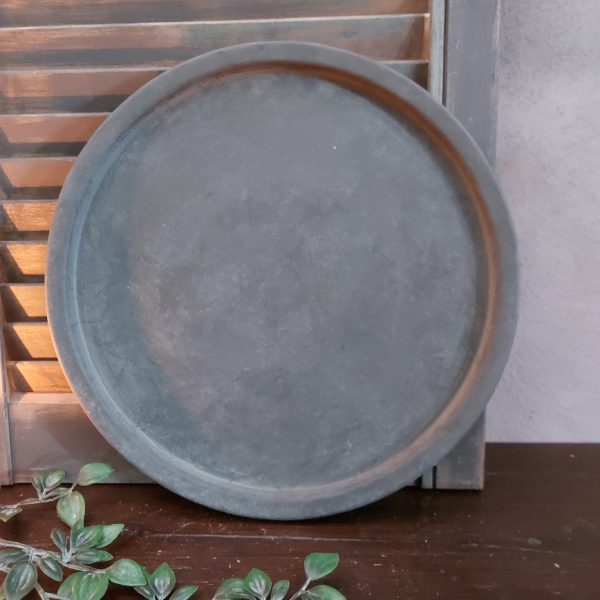 Platte schaal van aardewerk in een grijze betonlook, van het merk Brynxz uit de serie Majestic Vintage.
