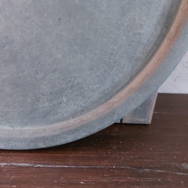 Platte schaal van aardewerk in een grijze betonlook, van het merk Brynxz uit de serie Majestic Vintage.