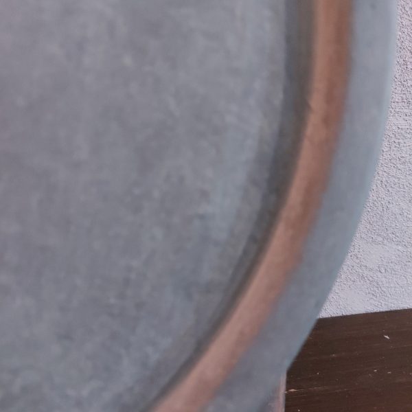 Platte schaal van aardewerk in een grijze betonlook, van het merk Brynxz uit de serie Majestic Vintage.