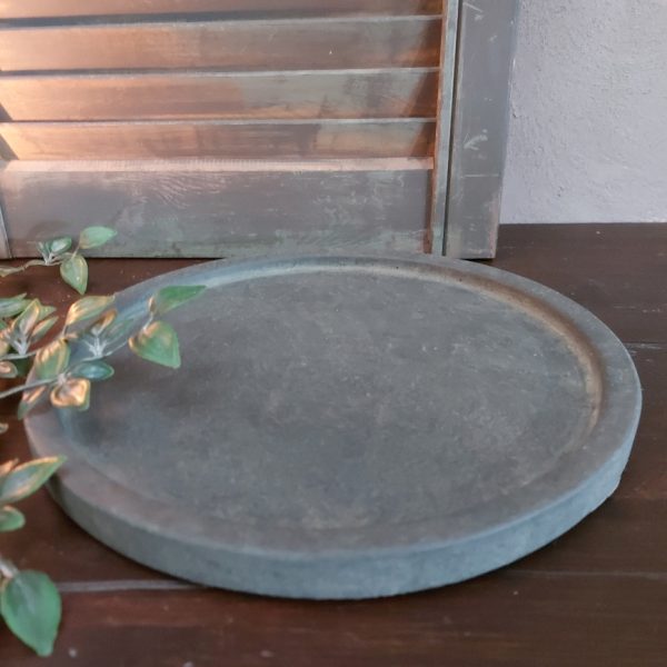 Platte schaal van aardewerk in een stoere beton kleur, van het merk Brynxz uit de serie Majestic Vintage.