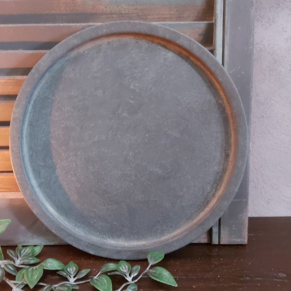 Platte schaal van aardewerk in een stoere beton kleur, van het merk Brynxz uit de serie Majestic Vintage.