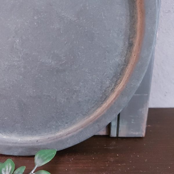 Platte schaal van aardewerk in een stoere beton kleur, van het merk Brynxz uit de serie Majestic Vintage.