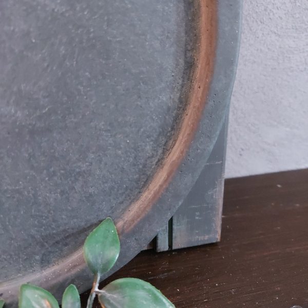 Platte schaal van aardewerk in een stoere beton kleur, van het merk Brynxz uit de serie Majestic Vintage.