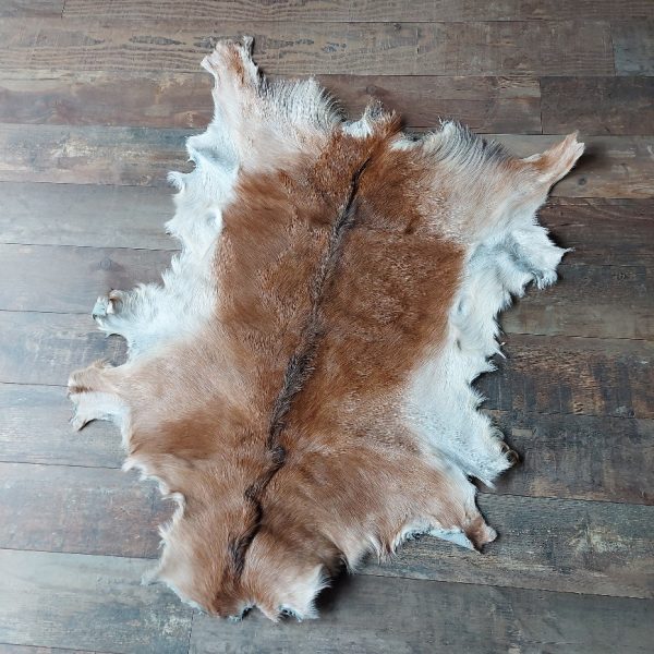 Decoratief geitenvacht in een licht bruine kleur, gemaakt van soepel leer een zacht geitenhaar.