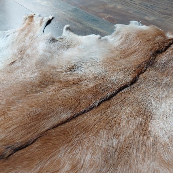 Decoratief geitenvacht in een licht bruine kleur, gemaakt van soepel leer een zacht geitenhaar.