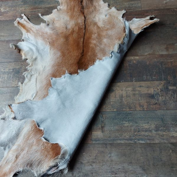 Decoratief geitenvacht in een licht bruine kleur, gemaakt van soepel leer een zacht geitenhaar.