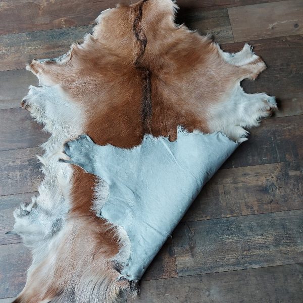 Decoratief geitenvacht in een licht bruine kleur, gemaakt van soepel leer een zacht geitenhaar.