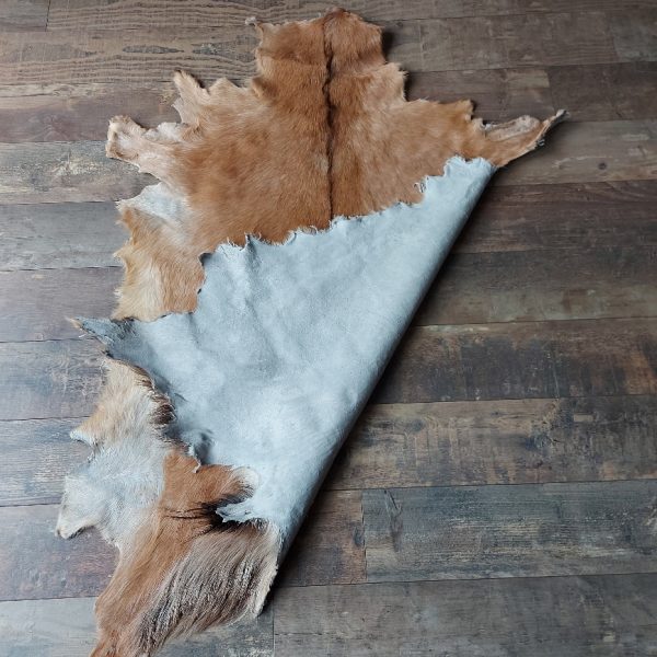 Decoratief geitenvacht in een licht bruine kleur, gemaakt van soepel leer een zacht geitenhaar.