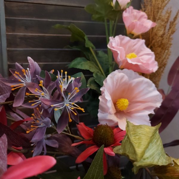 Compleet boeket zijden bloemen in frisse zomerkleuren. Exclusief verkrijgbaar bij Creatieve Decoraties voor Jou.